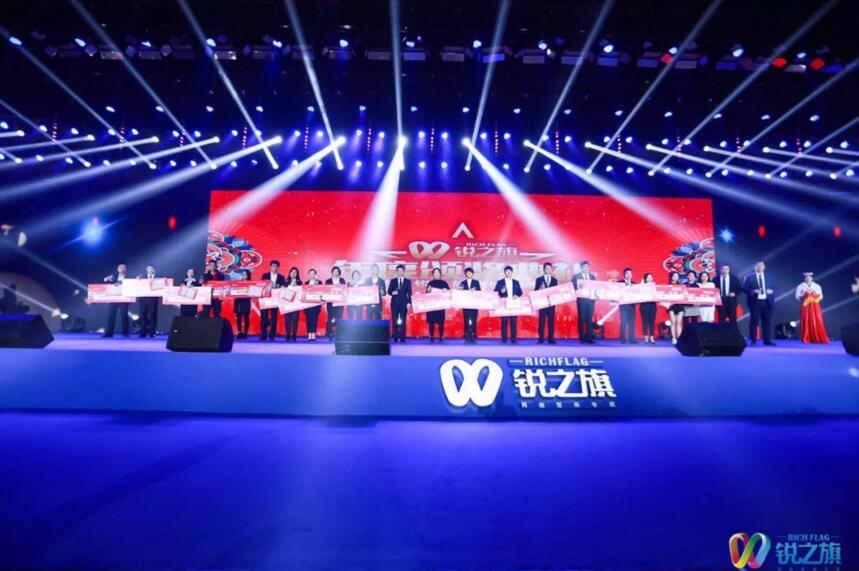 公司年会我中了千元大奖,半夜,前女友突然发来信息……