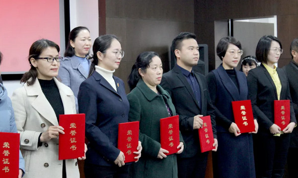 1551757209319292.jpg 配图4 领导们为云和数据等8家单位颁发荣誉证书.jpg