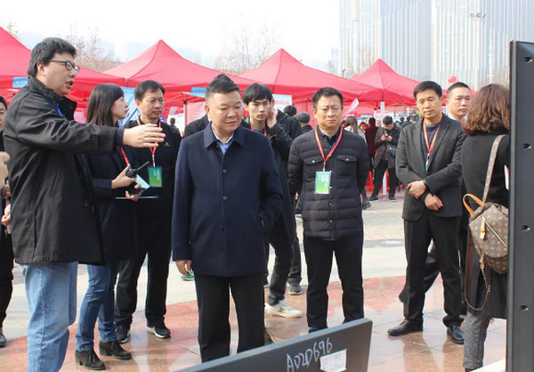 1551929254985890.jpg 配图4 云和数据VR展示区吸引围观.jpg